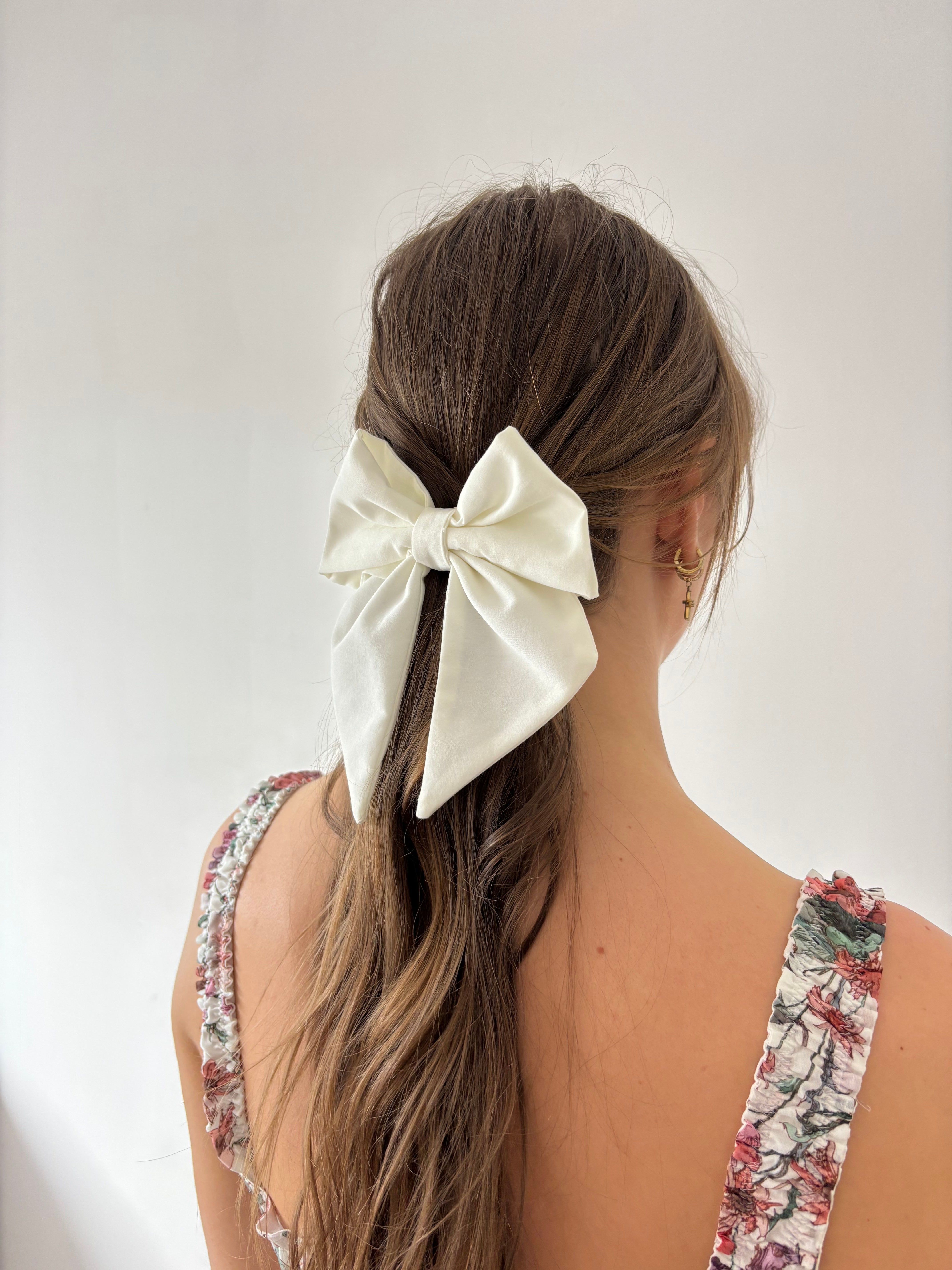 nœud à cheveux en popeline blanc porté