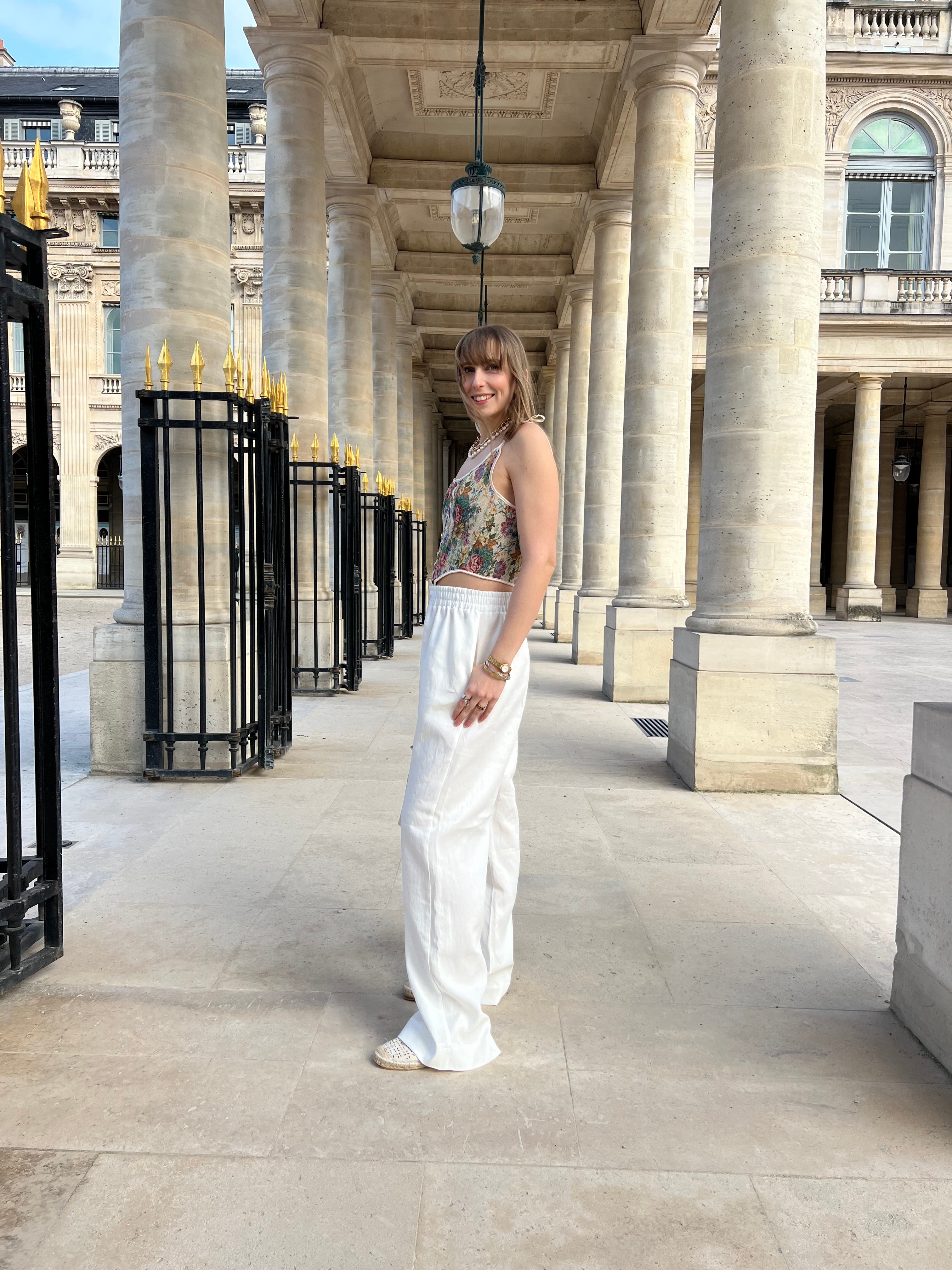 pantalon leo en lin blanc porté en extérieur avec corset vue de côté