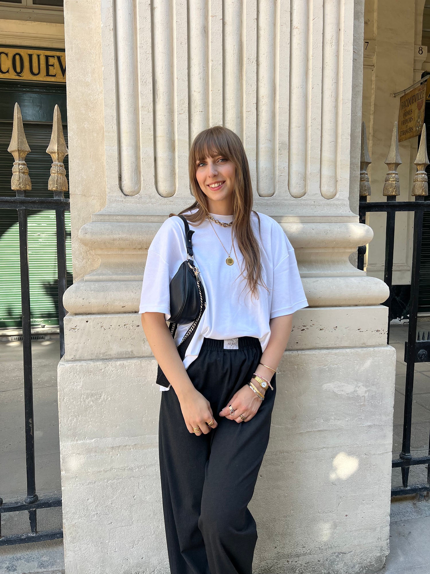 Style parisien décontracté – T-shirt blanc Billy ALBA avec pantalon léo gris moderne