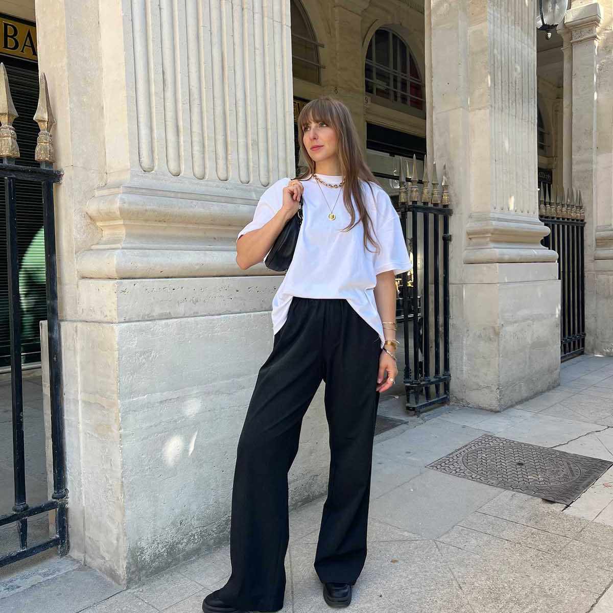 Mode chic féminine – T-shirt blanc Billy ALBA et pantalon léo gris à motifs