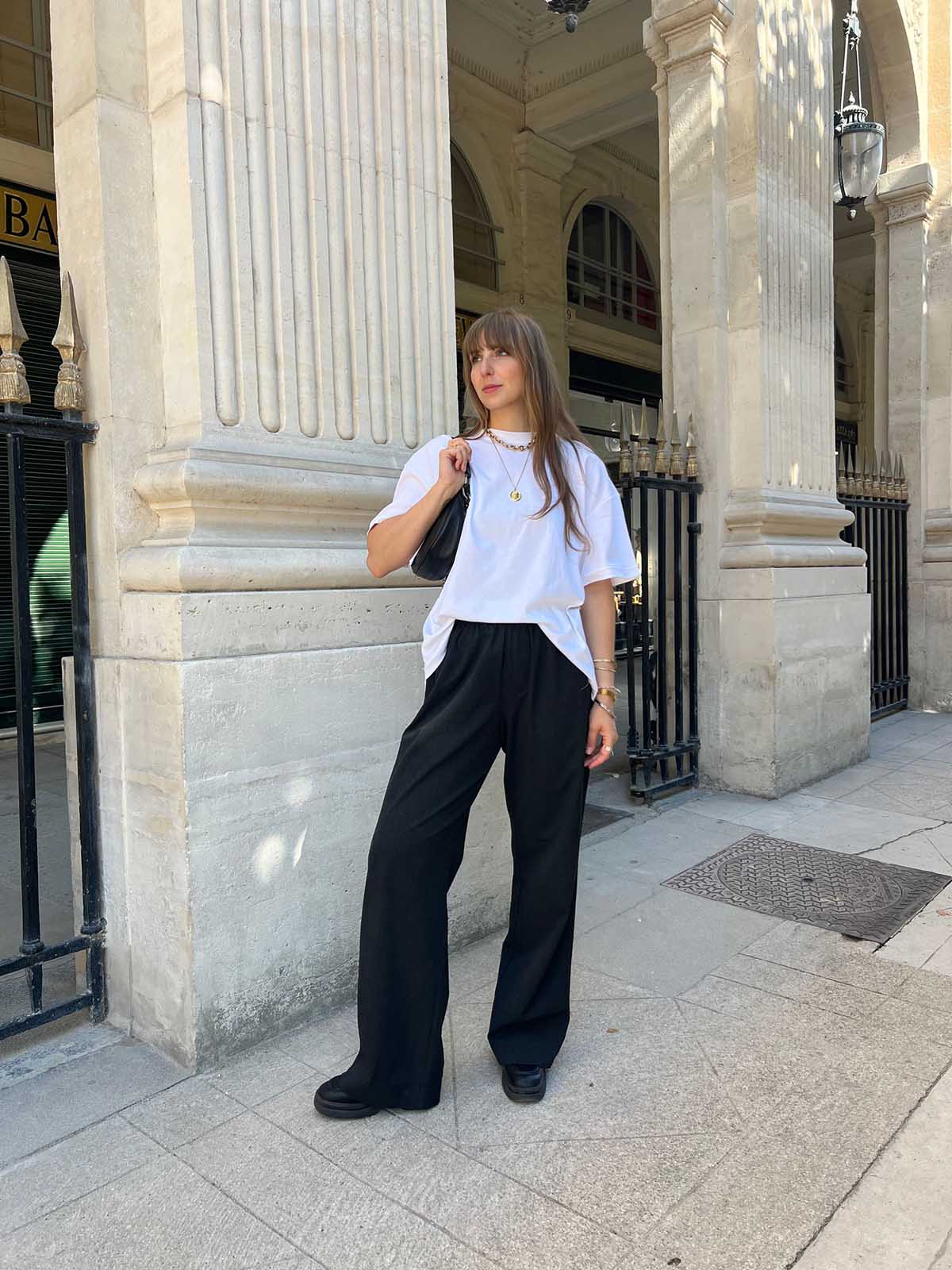 Mode chic féminine – T-shirt blanc Billy ALBA et pantalon léo gris à motifs
