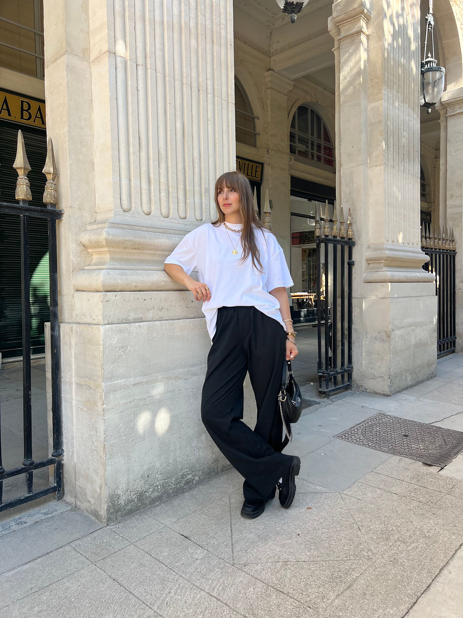 Tenue élégante ALBA – T-shirt blanc Billy oversize et pantalon léo gris imprimé