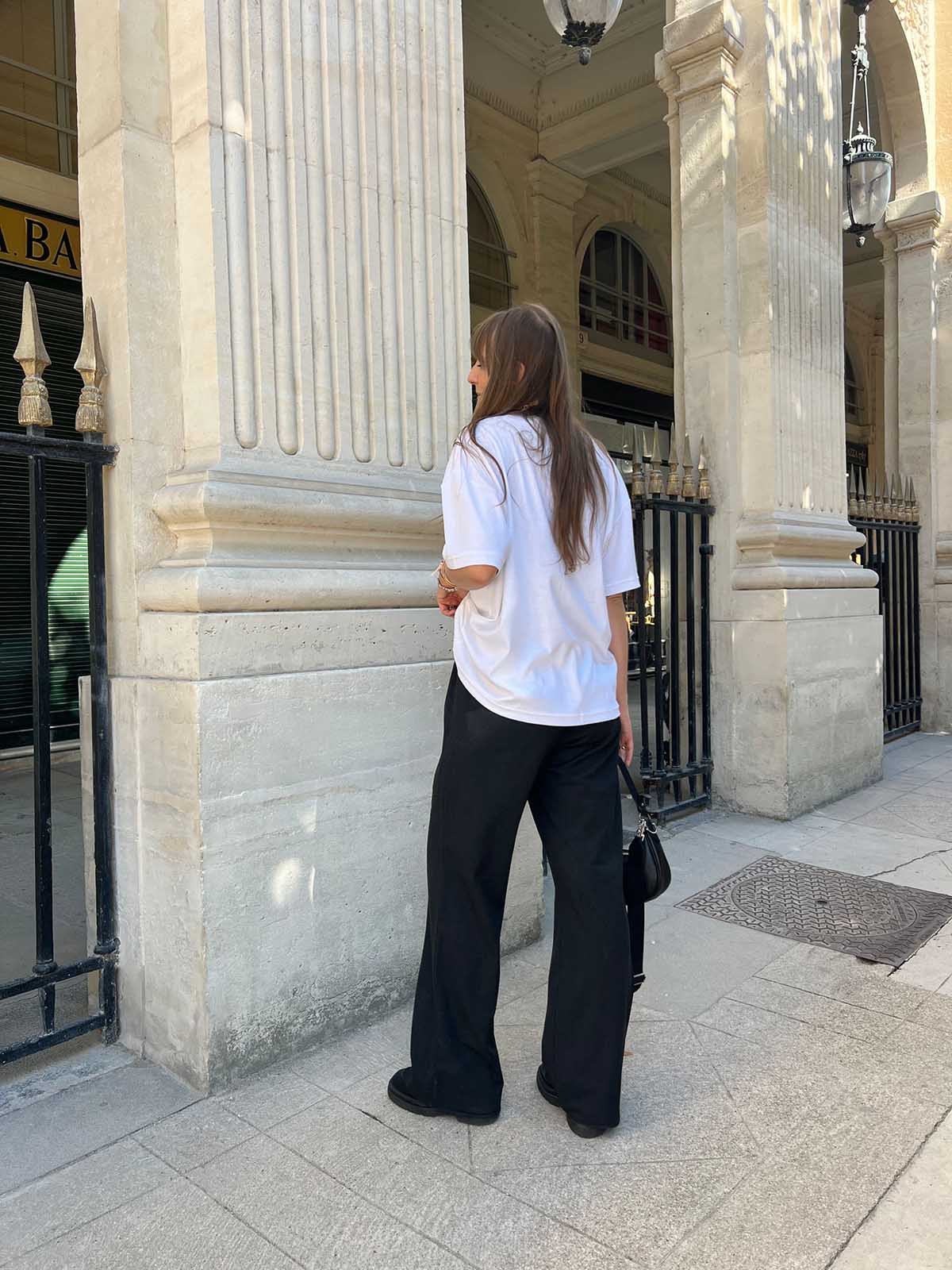 Look lifestyle parisien – T-shirt blanc Billy ALBA associé au pantalon léo gris