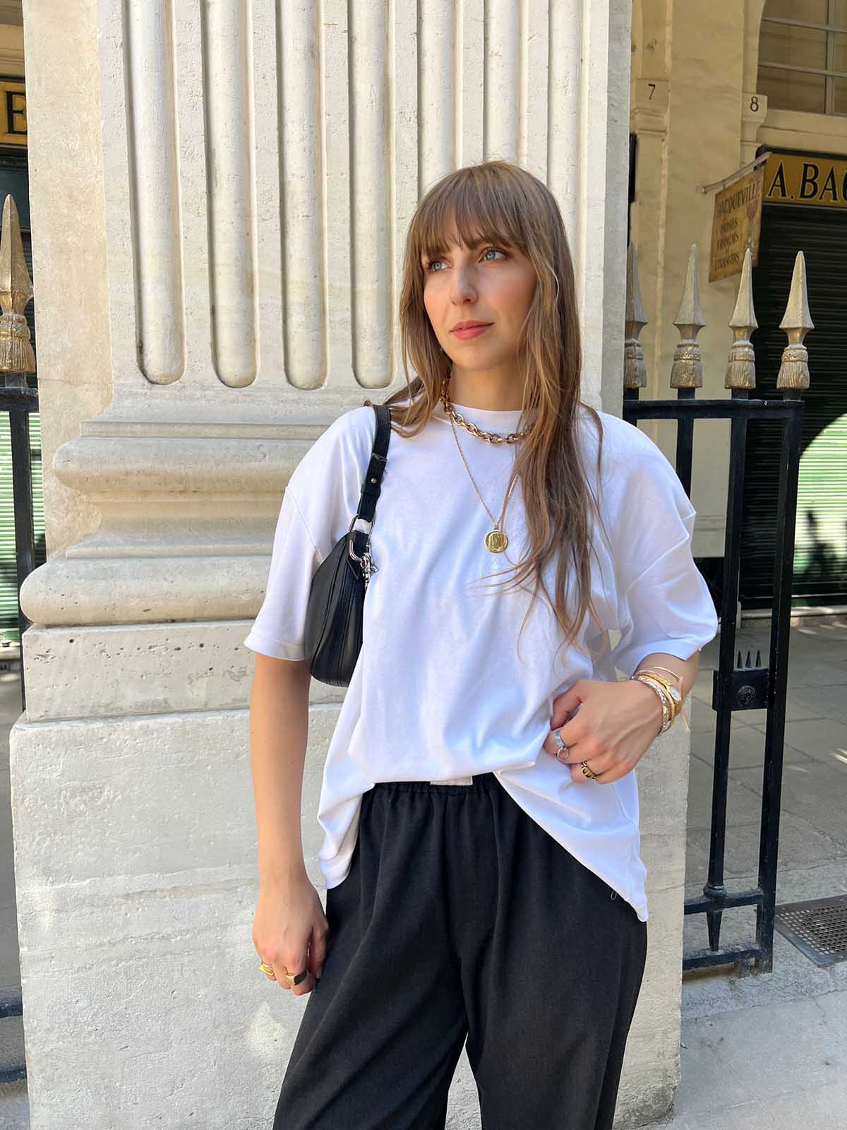 T-shirt blanc Billy ALBA oversize femme avec pantalon léo gris et accessoires dorés