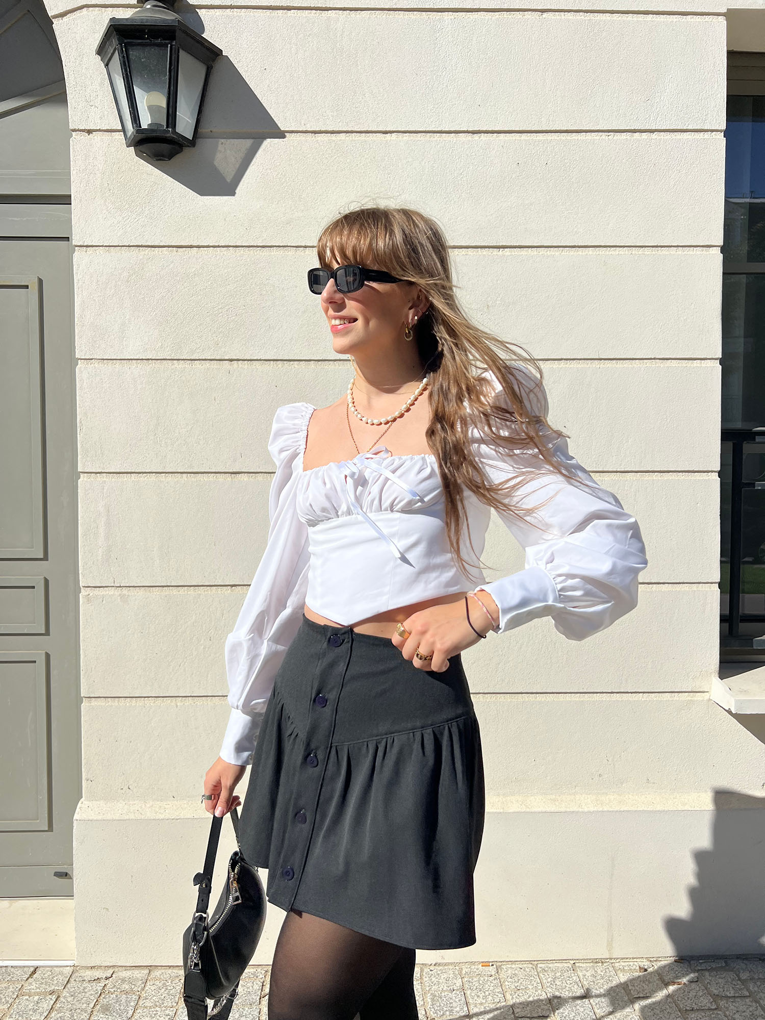 Blouse Gisèle popeline blanche ALBA et jupe angèle tailleur gris – look parisien chic et féminin