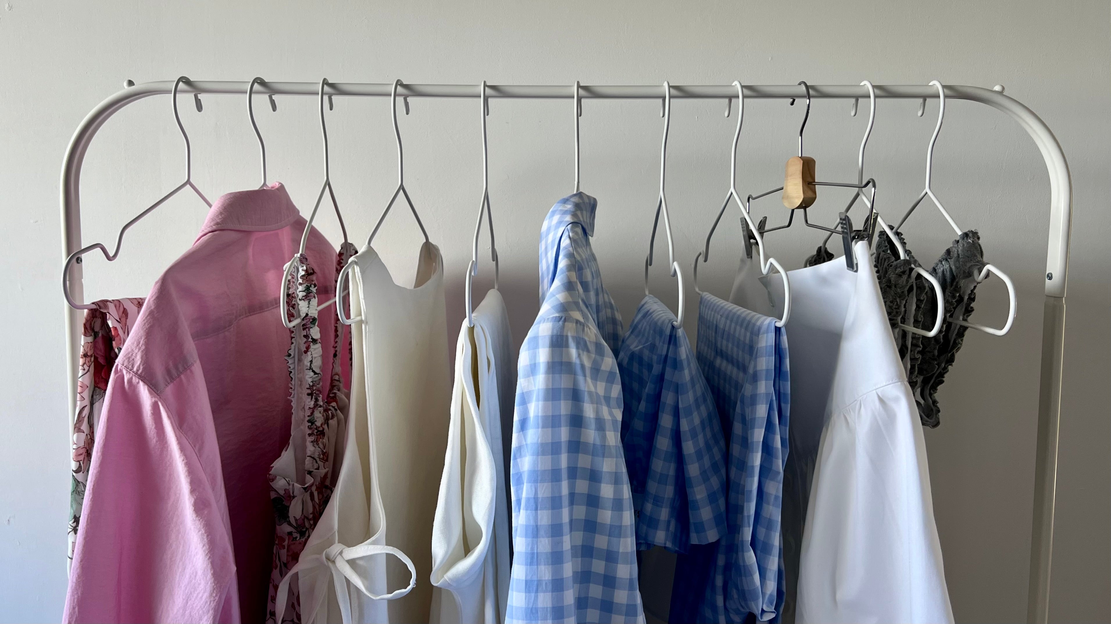 lancement nouvelle collection ALBA été 2025, vêtements posés sur portant
