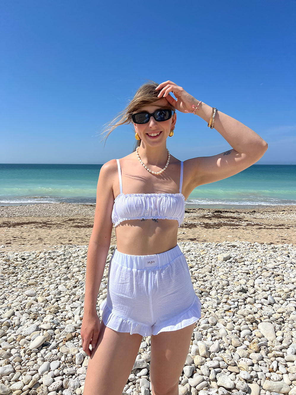 brassière Pauline en coton gaze blanc porté à la plage avec le short Paul assortis