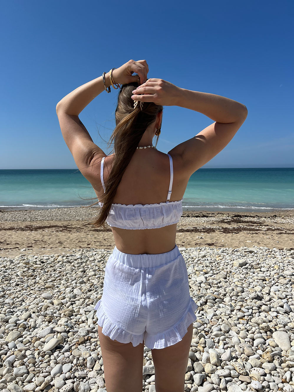 brassière pauline en coton gaze blanc porté à la plage avec short Paul assortis, vue de dos