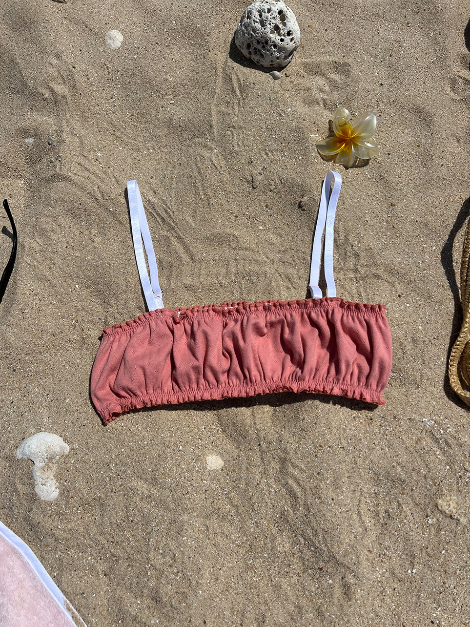 brassière Pauline en jersey pointelle corail posé sur le sable