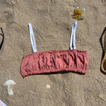 brassière Pauline en jersey pointelle corail posé sur le sable