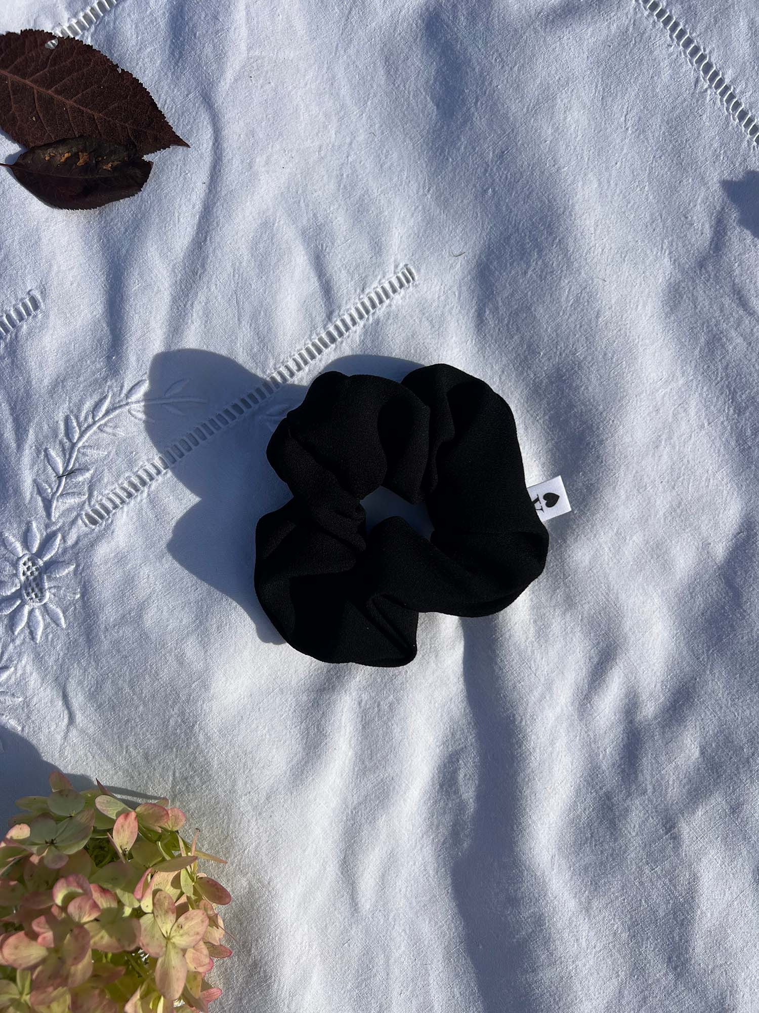 Chouchou en crêpe noir ALBA – accessoire chic et minimaliste