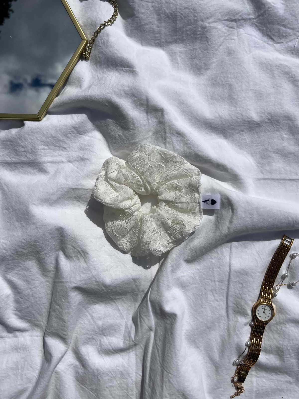 chouchou en dentelle blanc