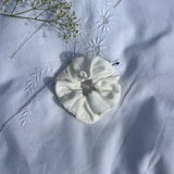 chouchou en lin posé sur un drap