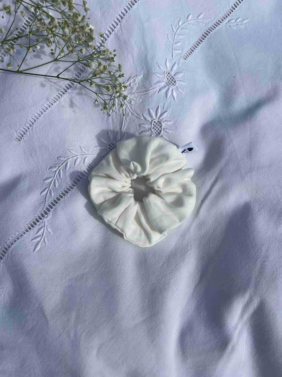chouchou en lin posé sur un drap