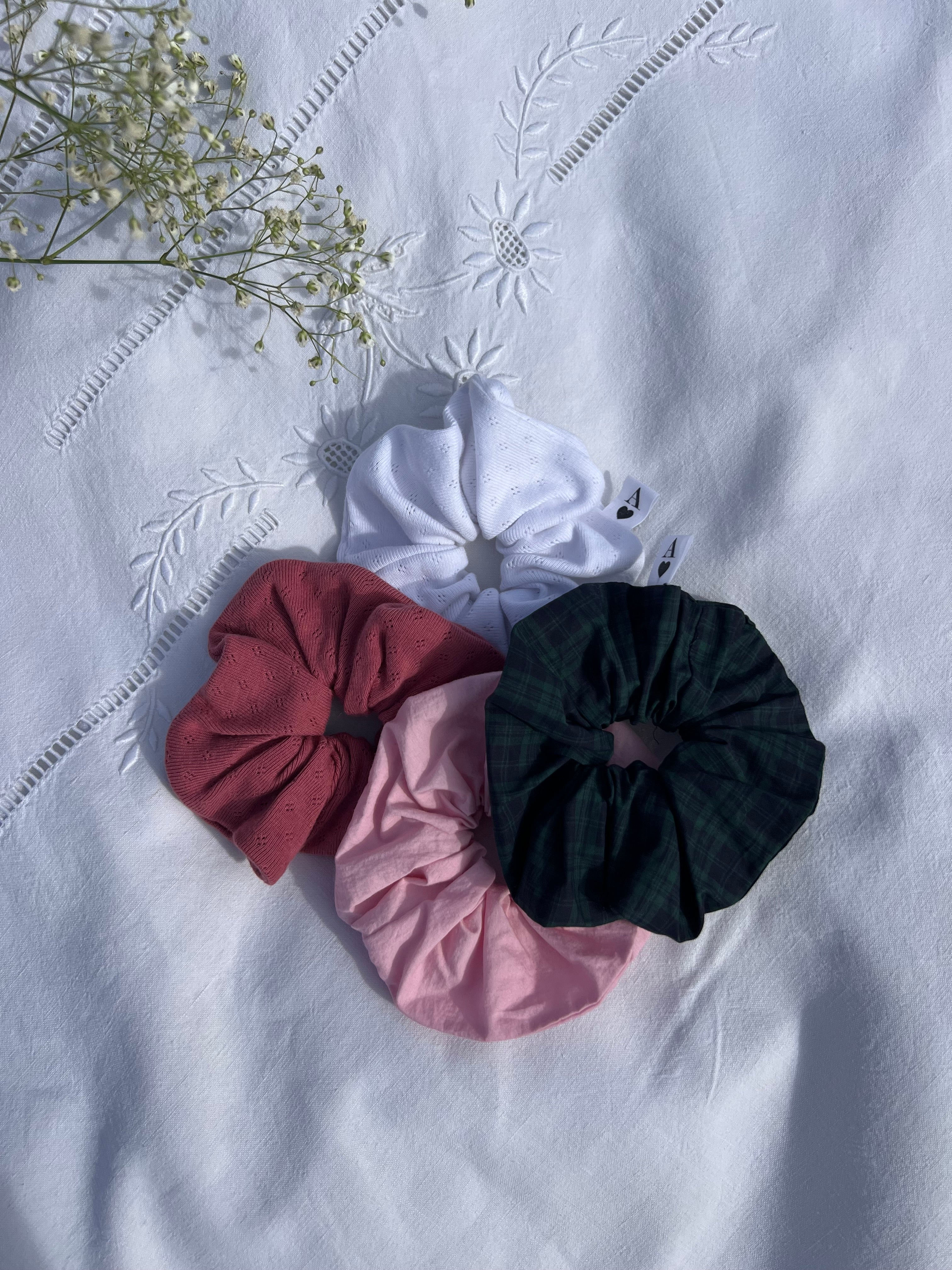 lot de 4 chouchou en popeline et jersey pointelle posé sur un drap