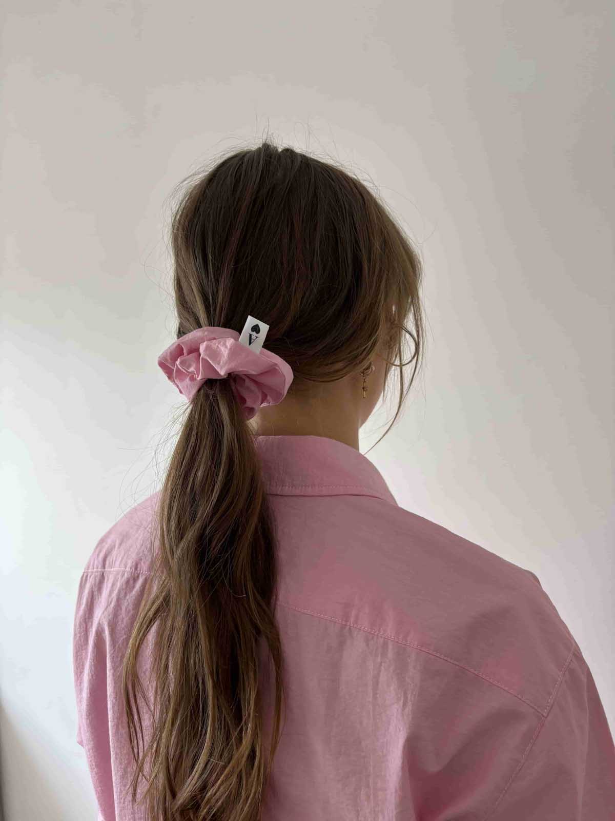 chouchou en popeline rose porté assortis à la chemise