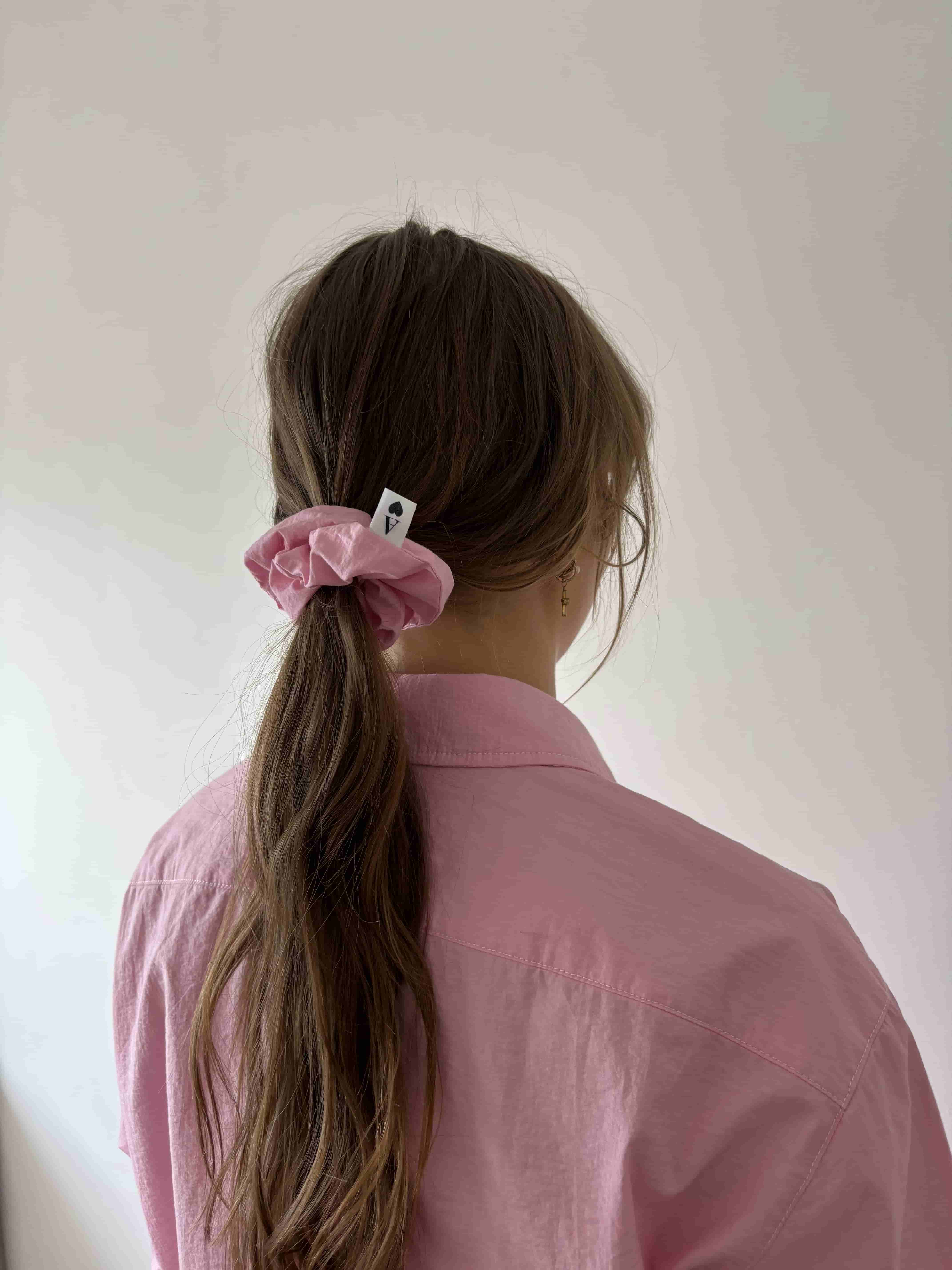 chouchou en popeline rose porté assortis à la chemise