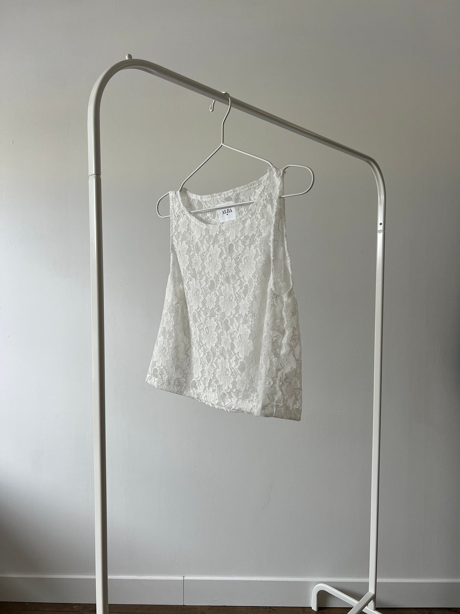 top douceur en dentelle blanc sur ceintre
