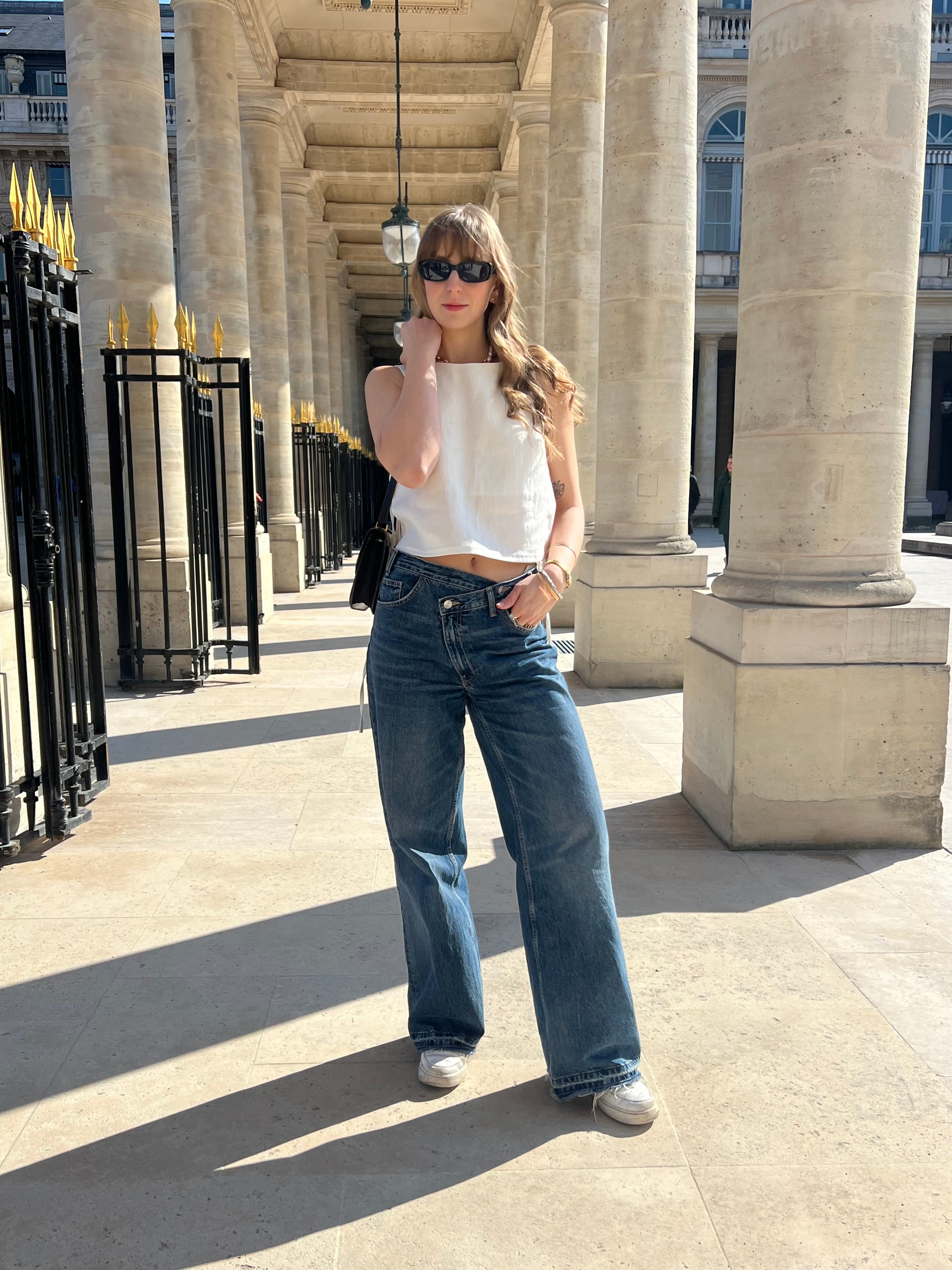 haut douceur en lin blanc noué, porté en extérieur avec un jean, pose vue de face
