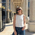 haut douceur en lin blanc noué, porté en extérieur avec un jean, pose de face