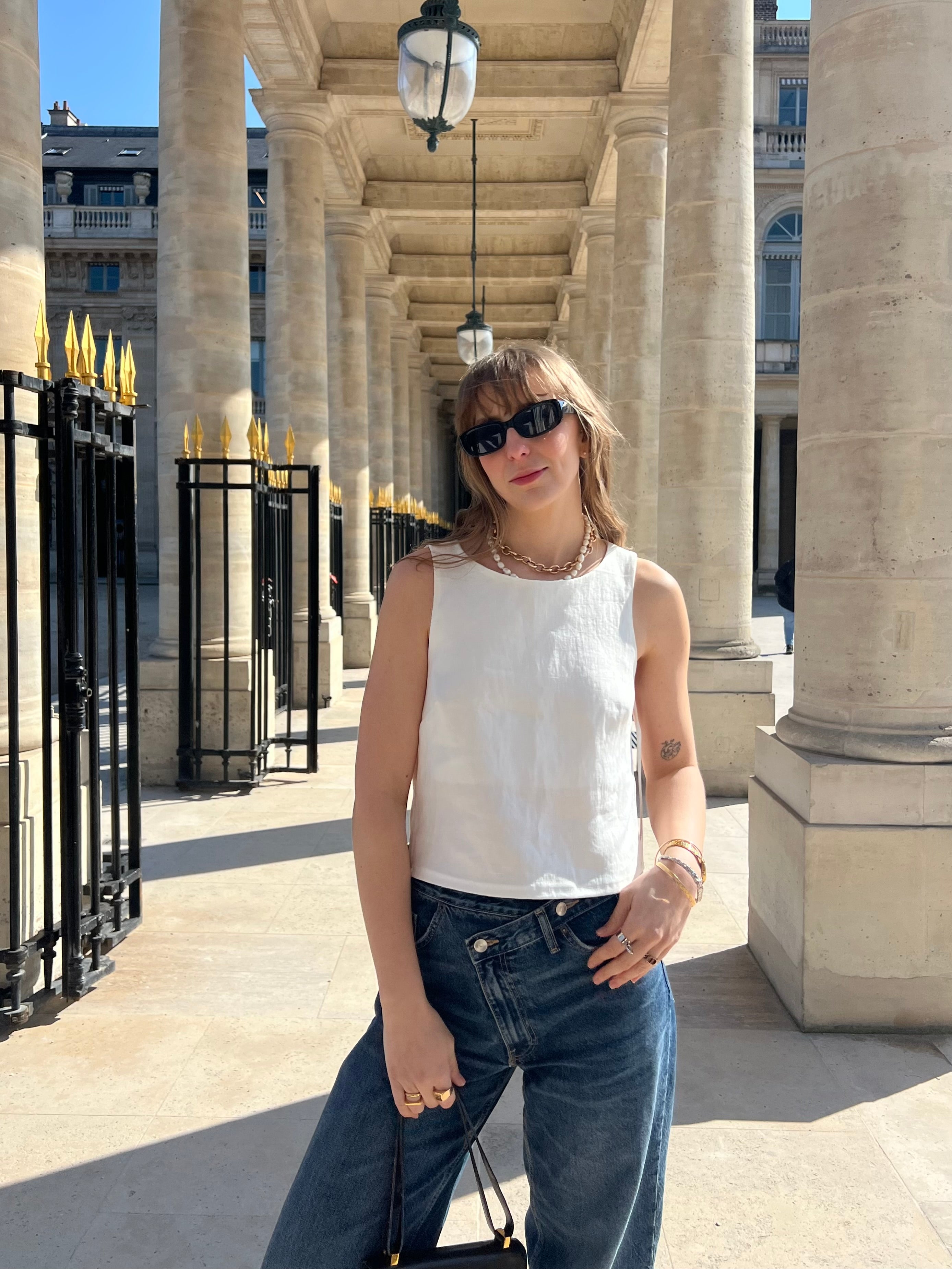 haut douceur en lin blanc noué, porté en extérieur avec un jean, pose de face