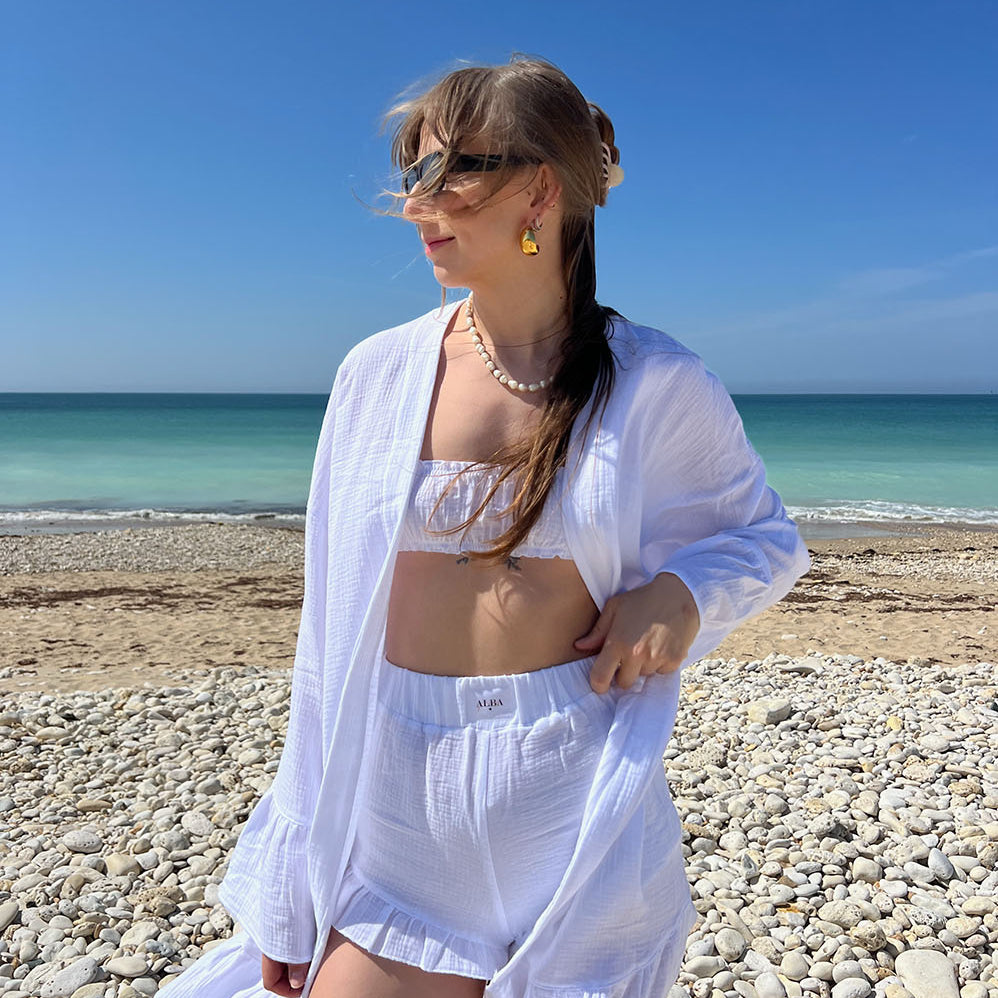ensemble coton gaze blanc porté, kimono Marcia ouvert, short Paul et brassière Pauline