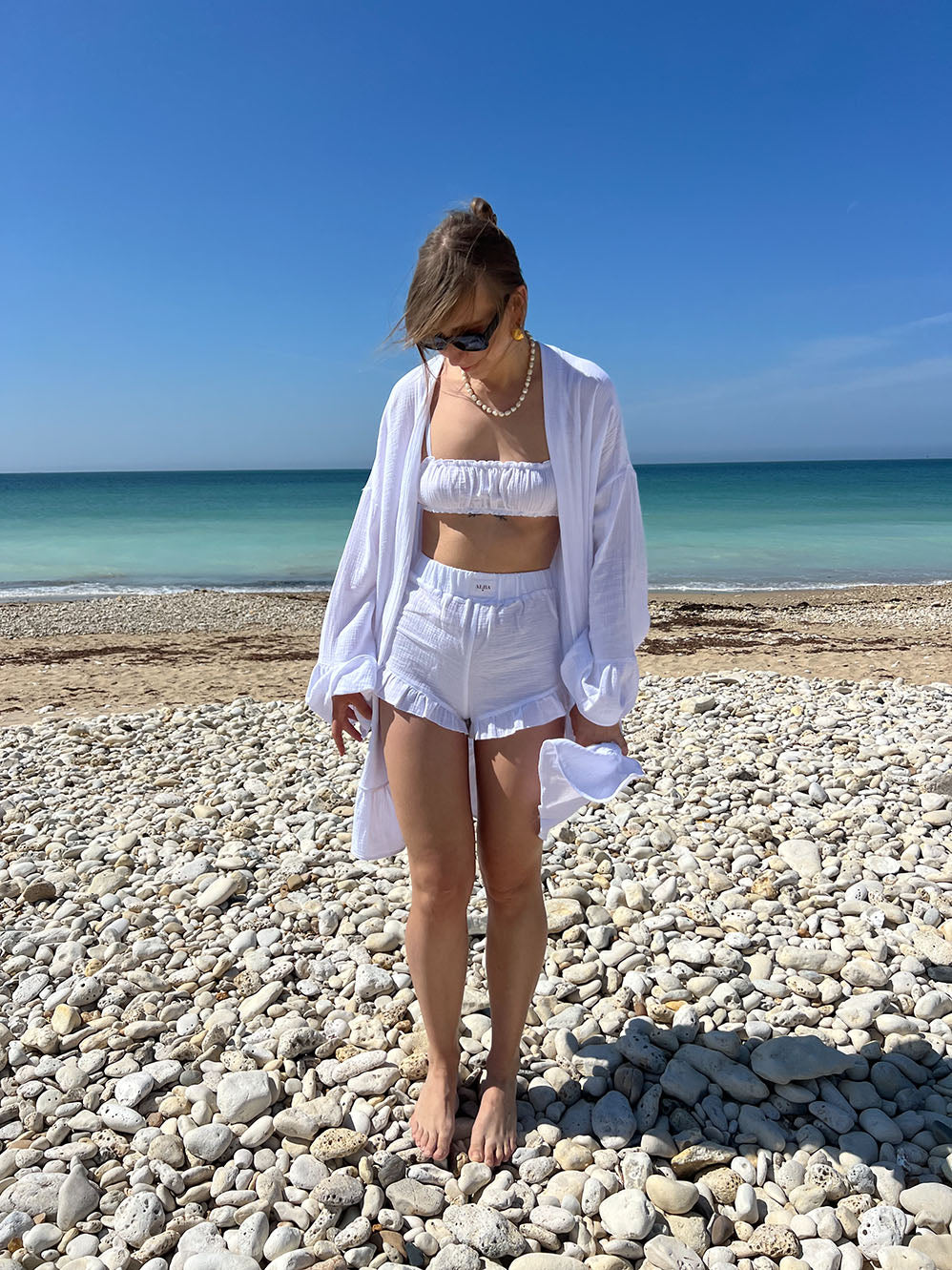 ensemble en coton gaze blanc porté à la plage, short Paul, brassière Pauline et kimono Marcia vue éloignée