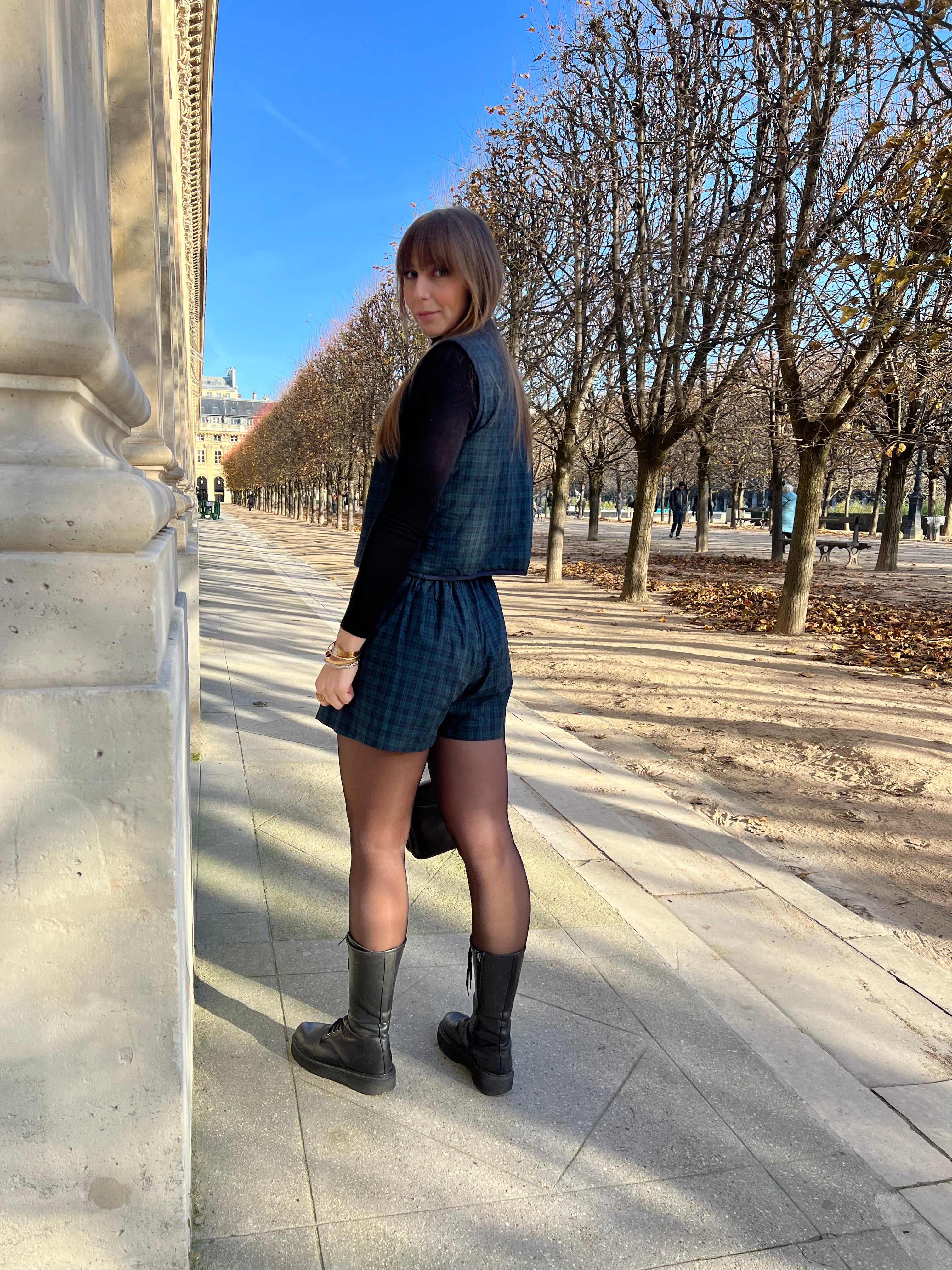 Look de dos gilet et short en popeline à carreaux