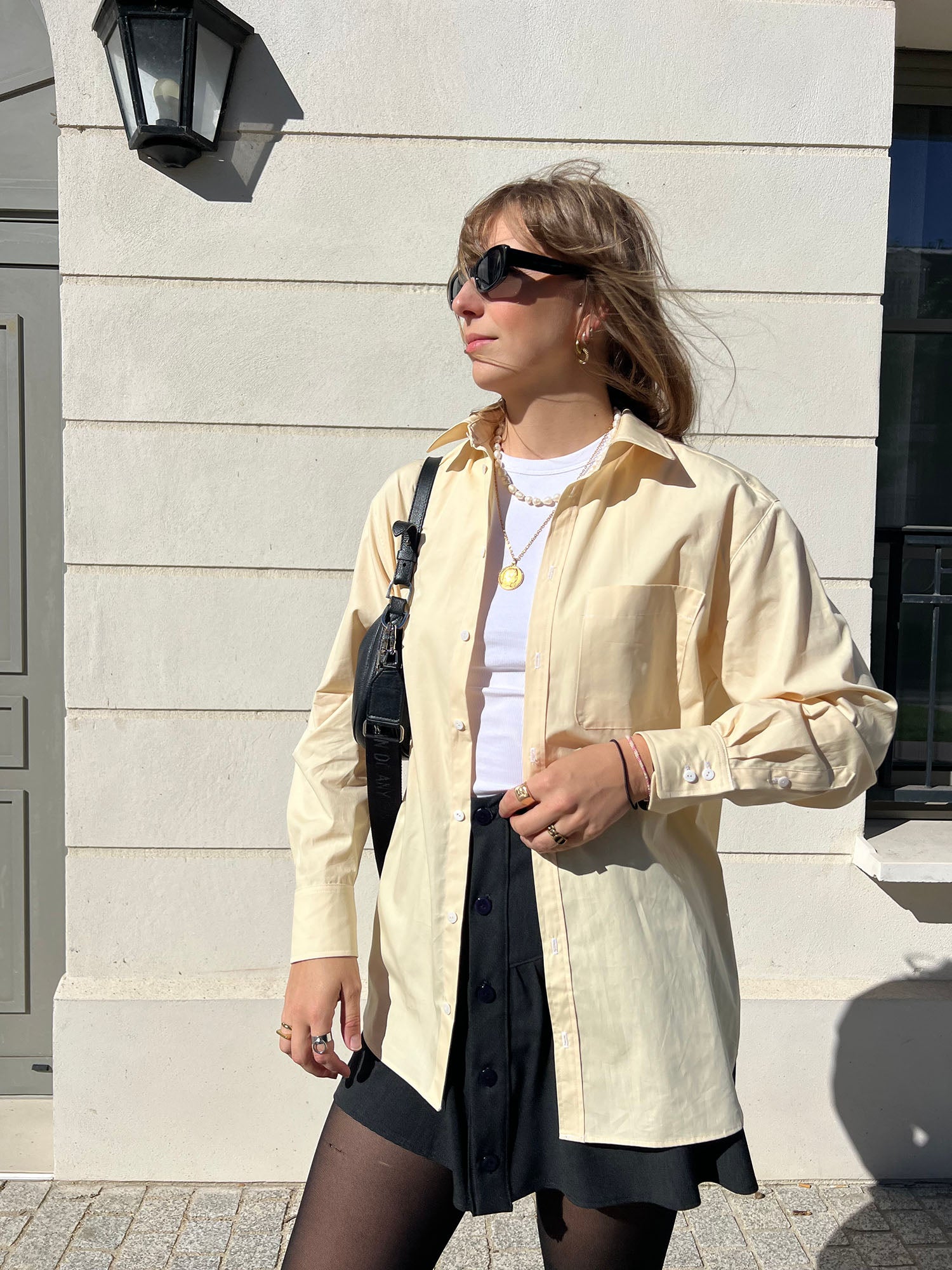 Mode parisienne ALBA – chemise Gaby popeline jaune associée à la jupe Angèle tailleur gris