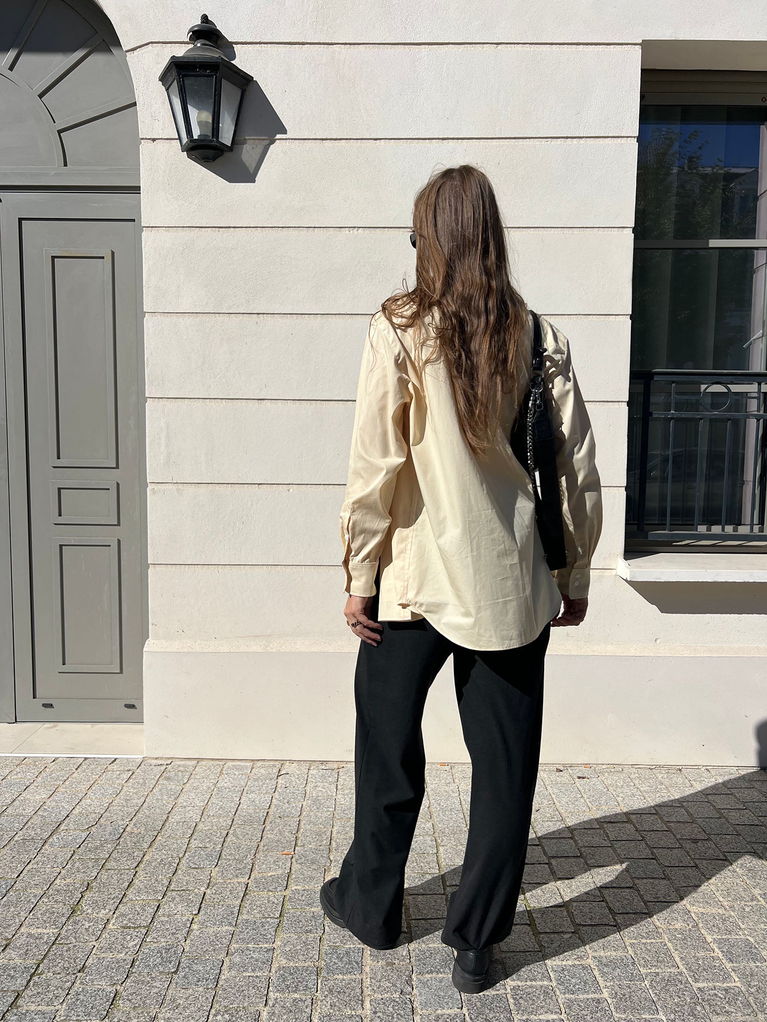 Élégance féminine – chemise Gaby popeline jaune ALBA et pantalon léo tailleur gris fluide