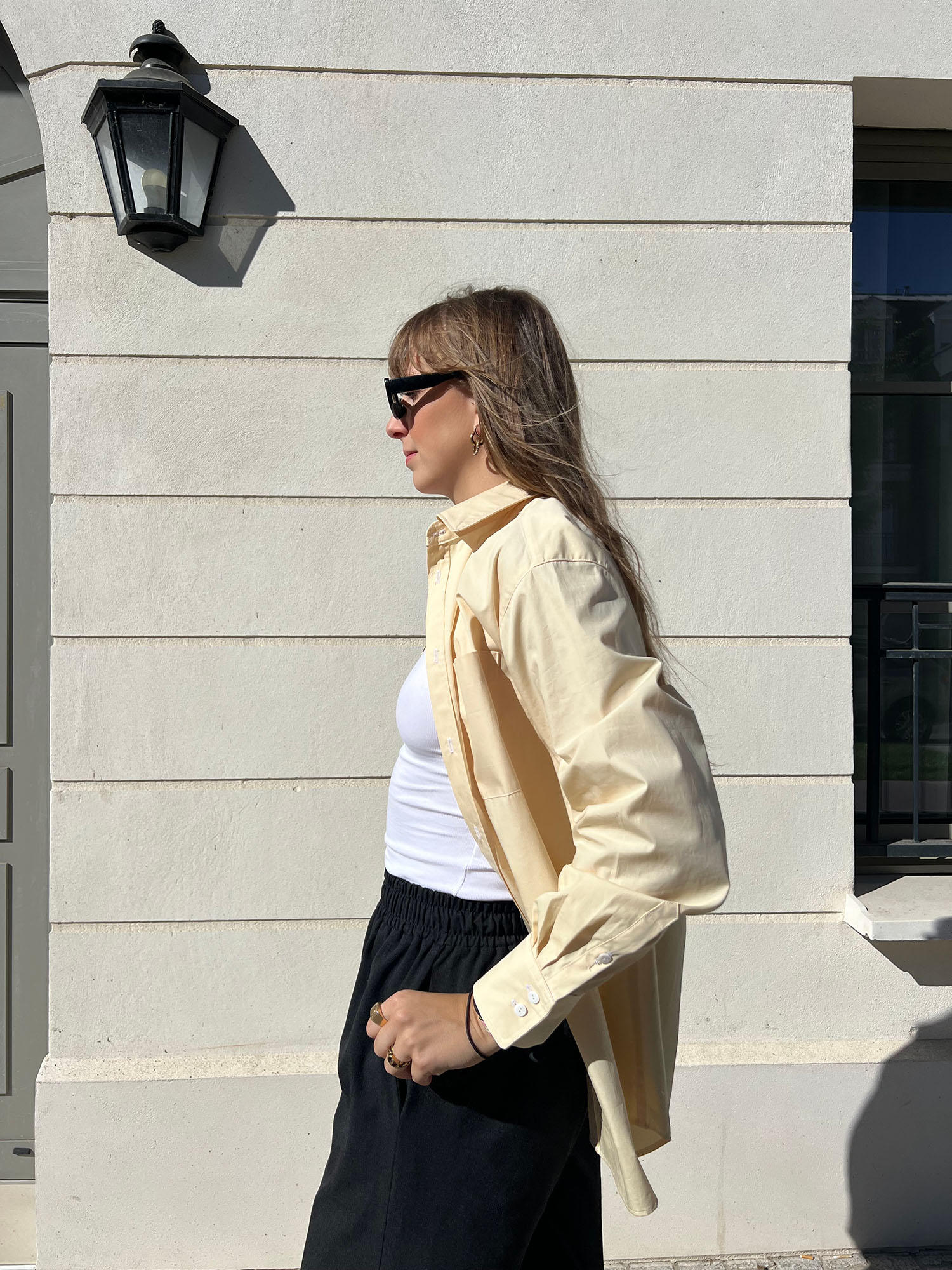 Look décontracté parisien – chemise Gaby popeline jaune ALBA avec pantalon léo tailleur gris