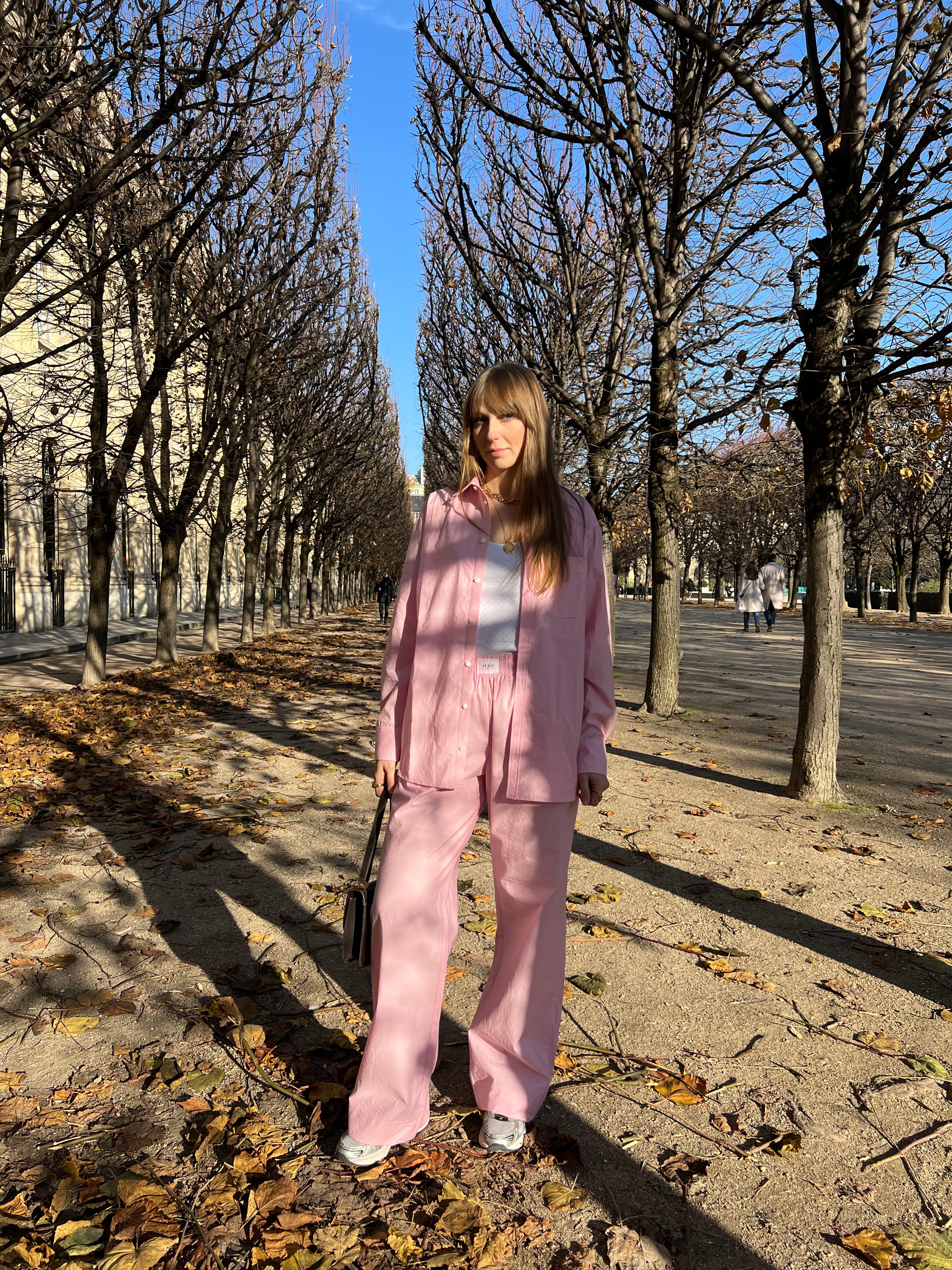 Ensemble chemise et pantalon en popeline rose à Paris