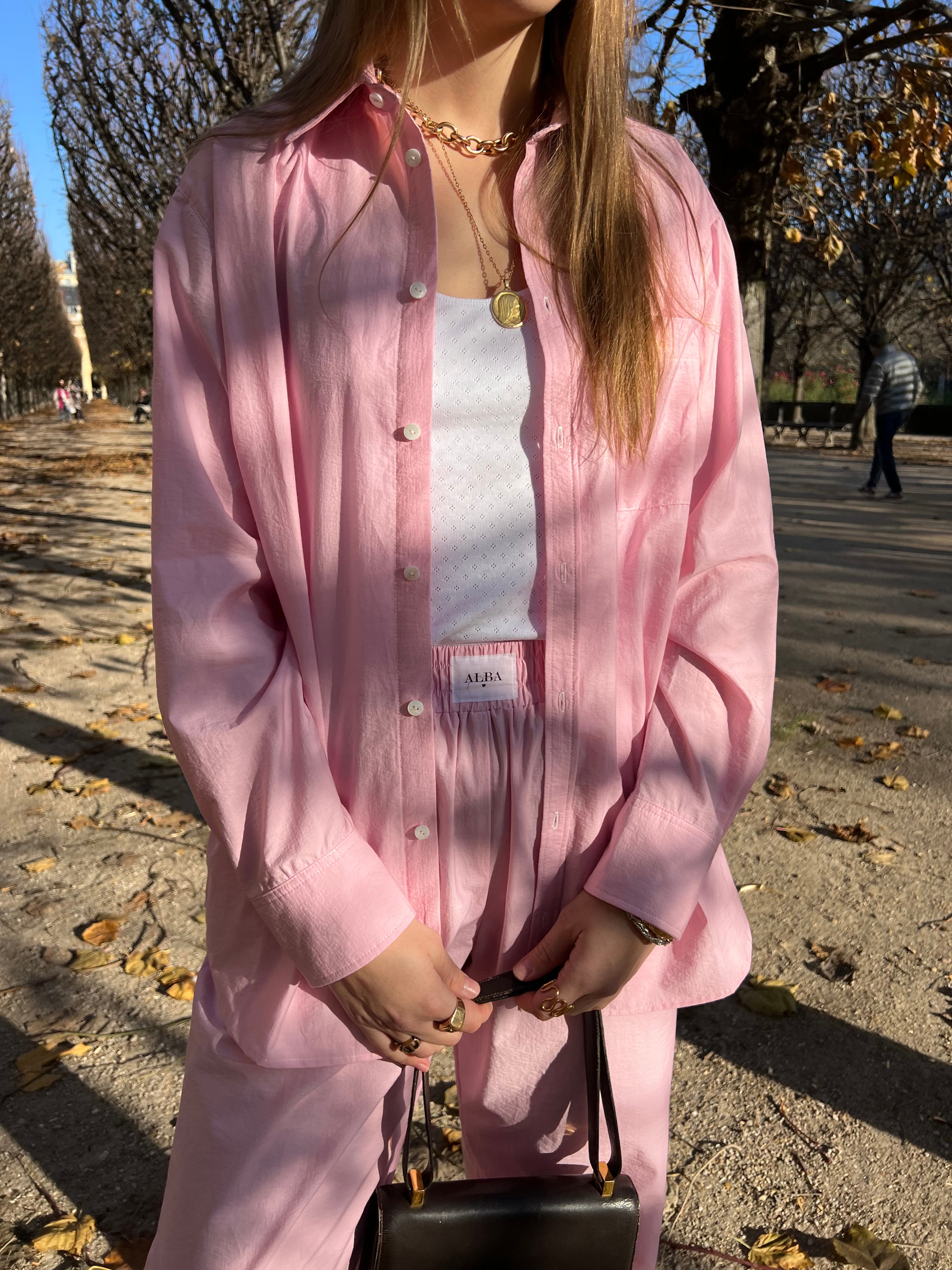 Chemise, pantalon en popeline rose et débardeur en jersey pointelle