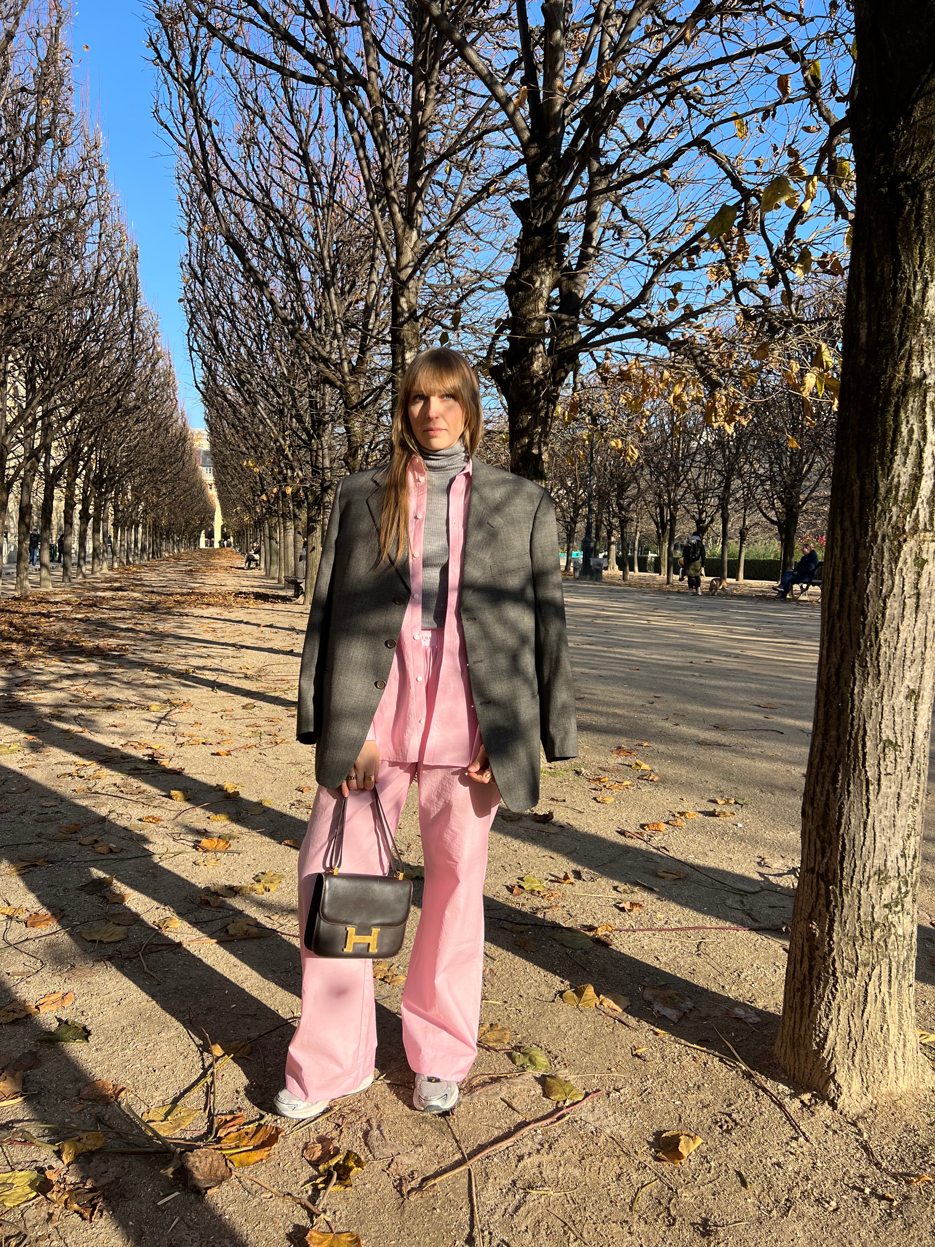 Ensemble chemise et pantalon en popeline rose avec veste de costume et pull gris