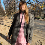 Ensemble chemise et pantalon en popeline rose, avec veste de costume grise