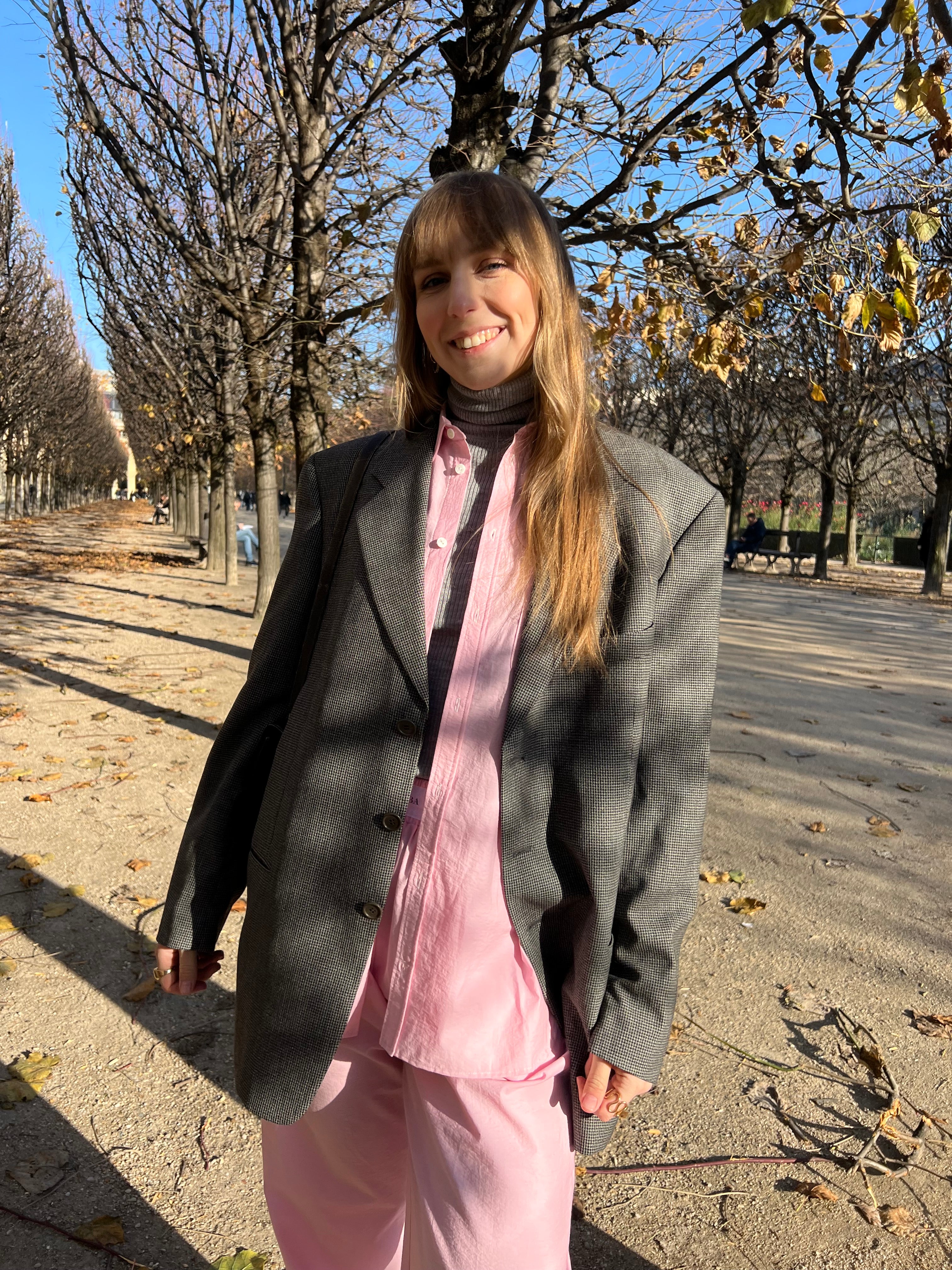 Ensemble chemise et pantalon en popeline rose, avec veste de costume grise