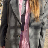 Ensemble chemise et pantalon en popeline rose, avec veste de costume et pull gris, zoom