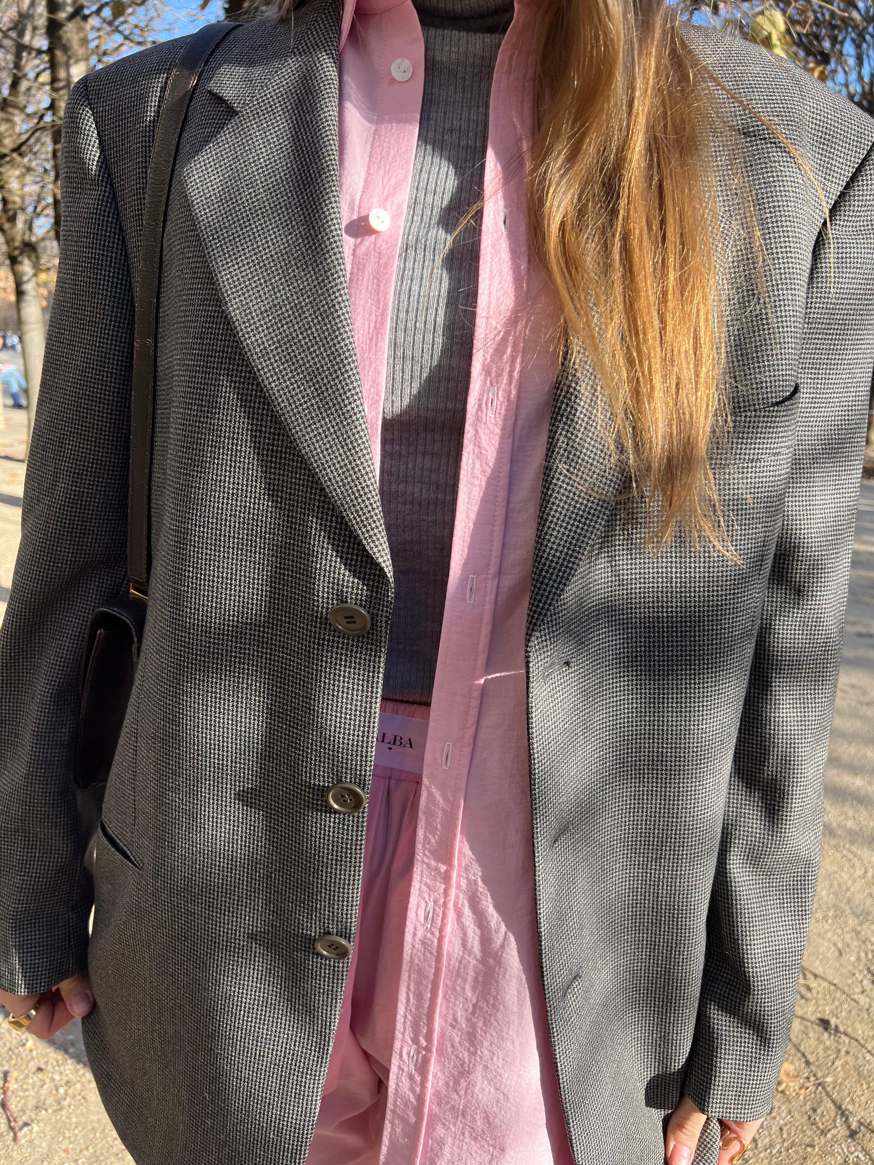 Ensemble chemise et pantalon en popeline rose, avec veste de costume et pull gris, zoom