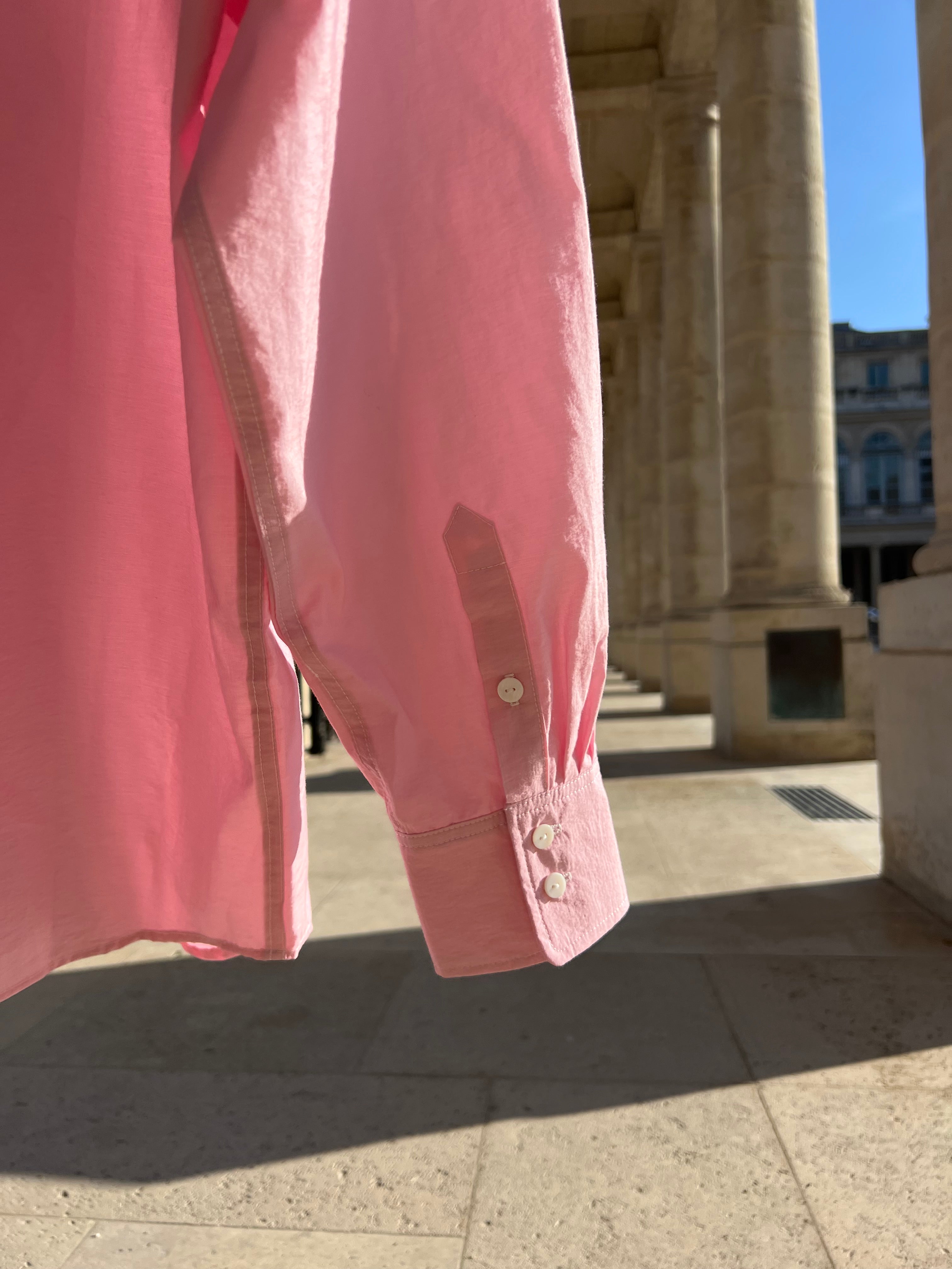 Zoom poignet de chemise en popeline rose