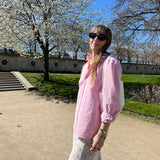 jupe jeanne en dentelle blanche porté en extérieur avec sac en dentelle blanche et chemise gaby en popeline rose