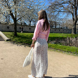 jupe jeanne en dentelle blanche porté en extérieur vue de dos avec sac en dentelle et chemise gaby en popeline rose