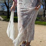 jupe jeanne en dentelle blanche porté en extérieur en mouvement avec sac en dentelle 
