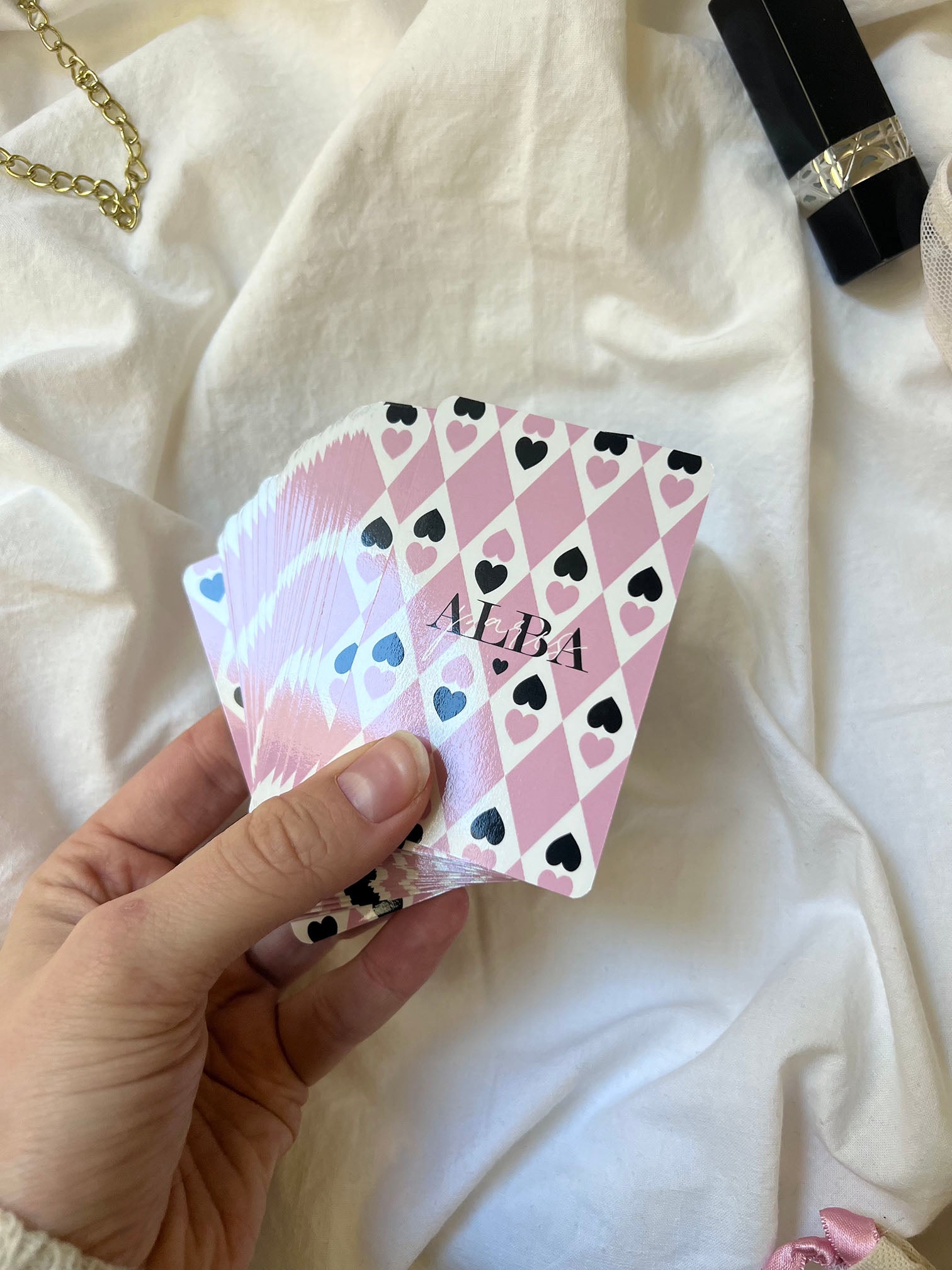 Jeu de cartes ALBA, vu de dos, tenue en main