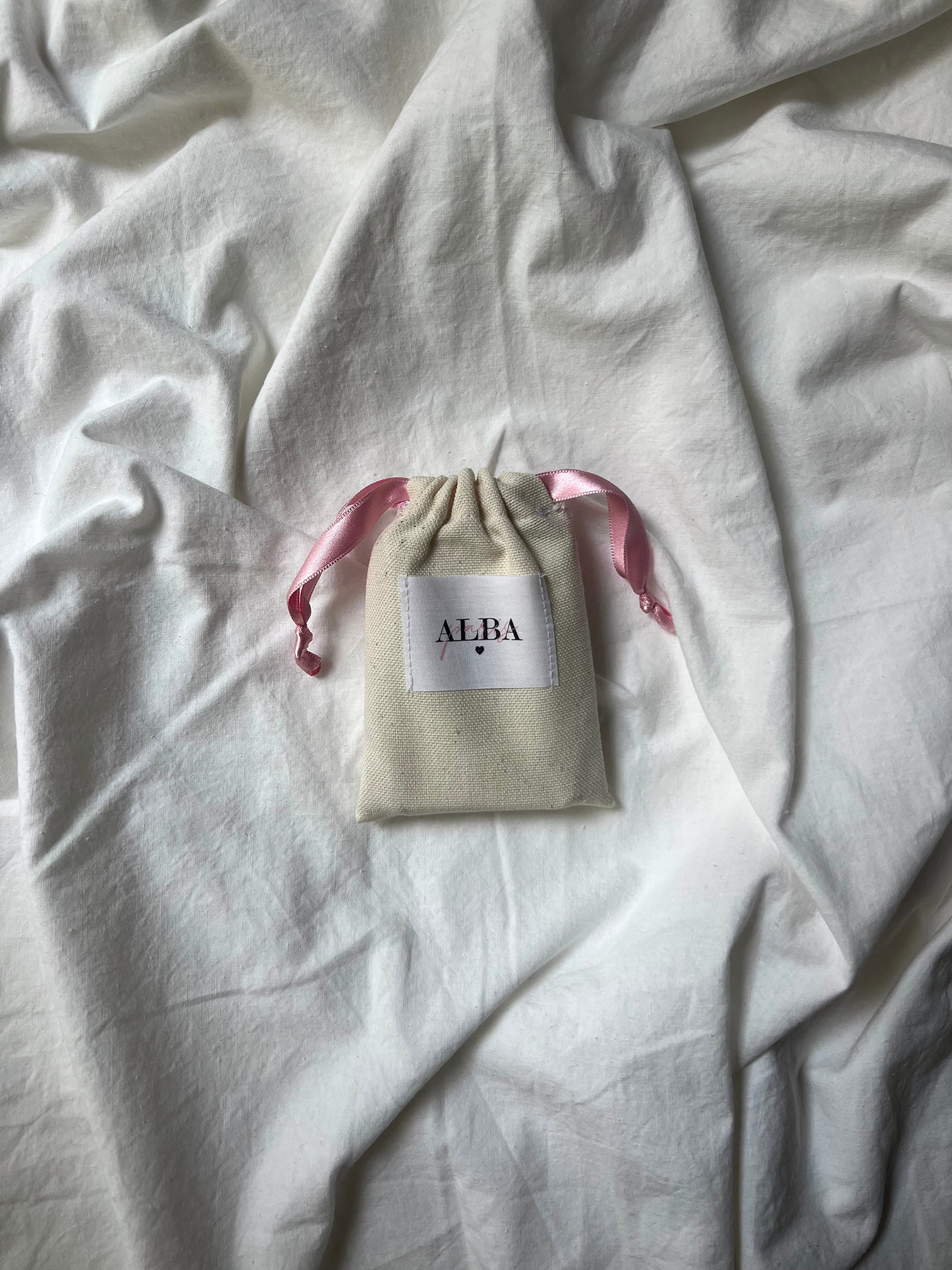 Pochette jeu de cartes ALBA, posé sur le lit