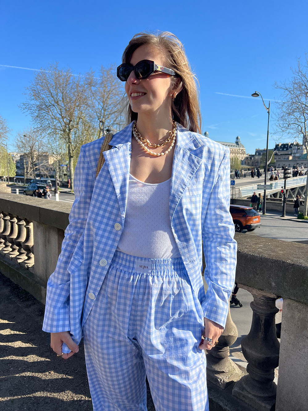veste nicole en popeline vichy bleu portée en extérieur avec pantalon leo assortis et débardeur en jersey blanc zoom vue de face