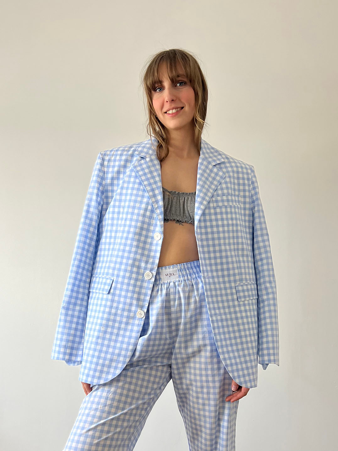veste nicole en popeline vichy bleu portée avec pantalon leo assortis et brassière en jersey gris vue de face