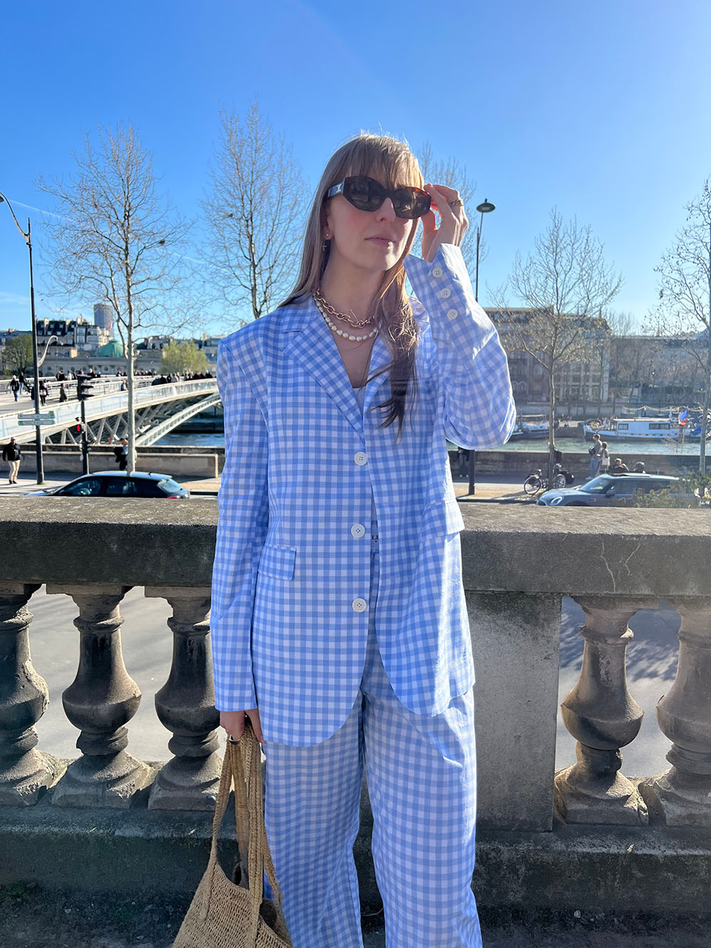 veste nicole en popeline vichy bleu portée en extérieur avec pantalon leo assortis vue de face 