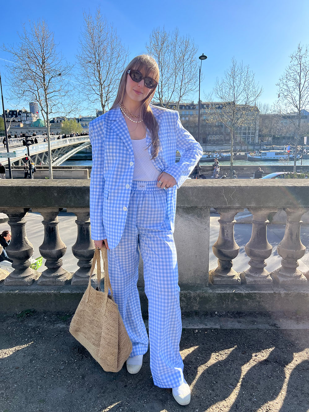 veste nicole en popeline vichy bleu portée en extérieur avec pantalon leo assortis, débardeur en jersey blanc et sac, pose vue de face