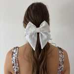 nœud à cheveux en broderie anglaise porté vue de face