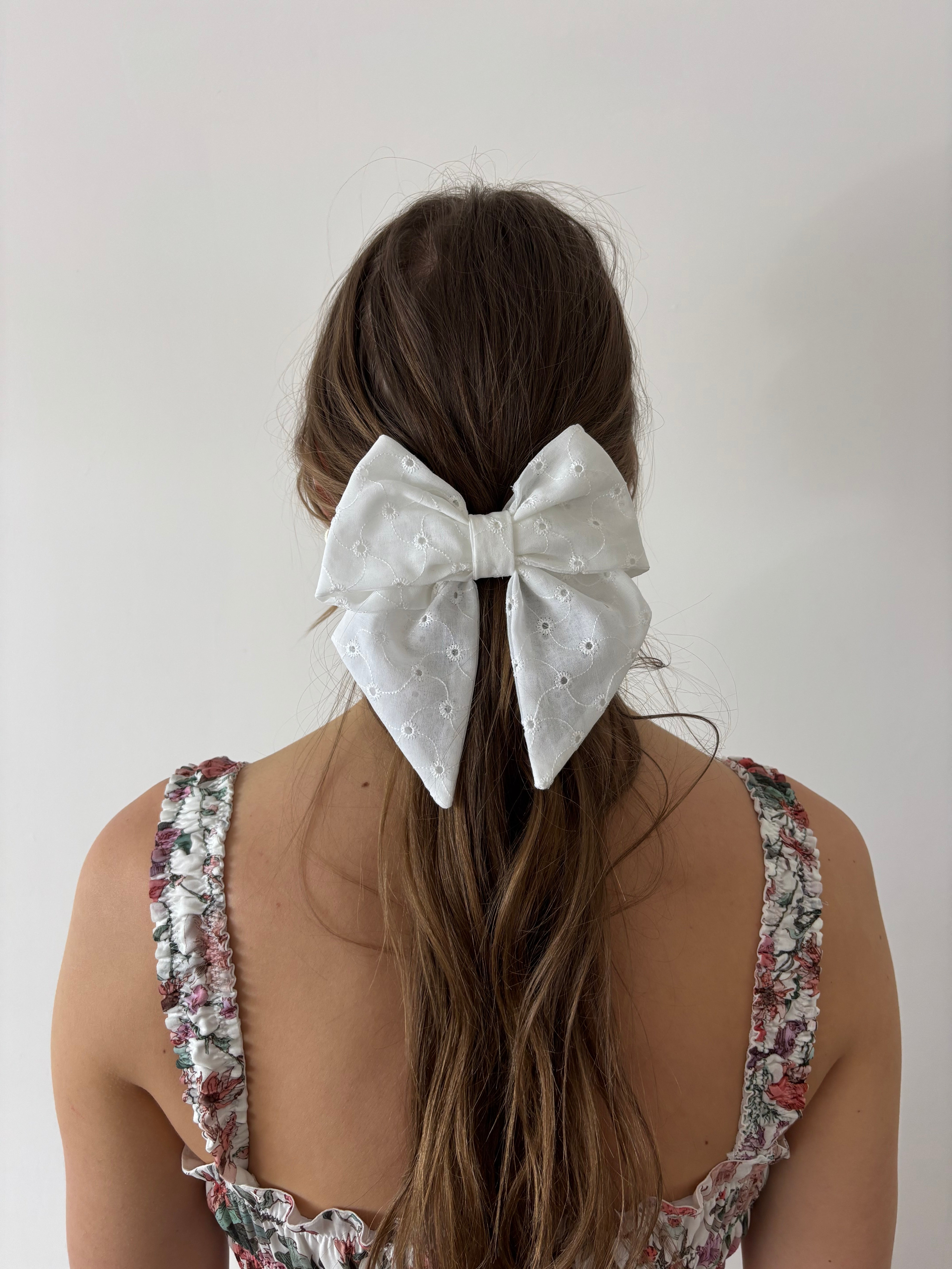 nœud à cheveux en broderie anglaise porté vue de face